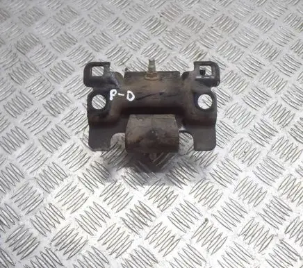 Nissan NP300 Engine mount bracket