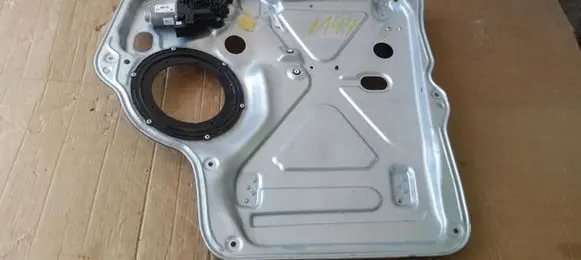 Volkswagen Multivan T5 Front door window regulator with motor