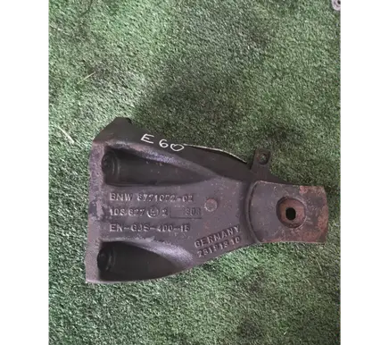 BMW 5 E60 E61 Engine mounting bracket 6771072