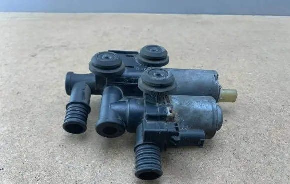 BMW X3 E83 Coolant heater control valve 64118369807 8369807