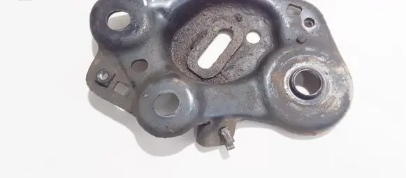 Volvo XC90 Engine mounting bracket