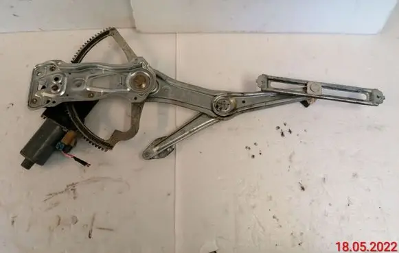 Mercedes-Benz ML W163 Front door window regulator motor 990408-100