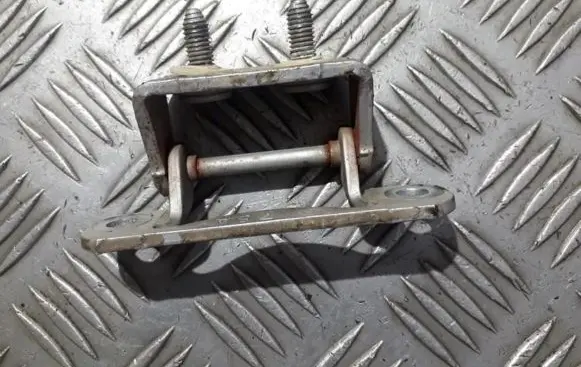 Tailgate/trunk/boot hinge