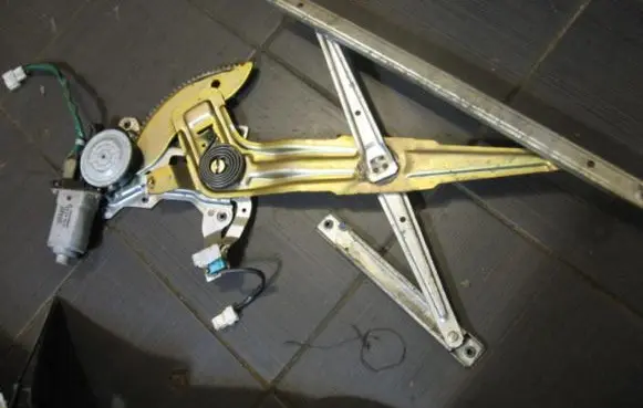 Mitsubishi Pajero Sport I Front door window regulator with motor NURODYKITEKURIPUSE