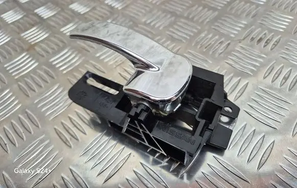 Nissan Qashqai Front door interior handle 8318G