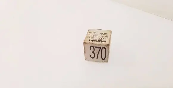 Volkswagen PASSAT B5 Other relay 8D0951253