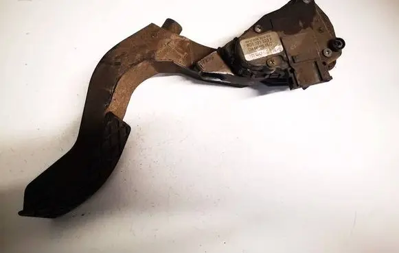 Accelerator throttle pedal