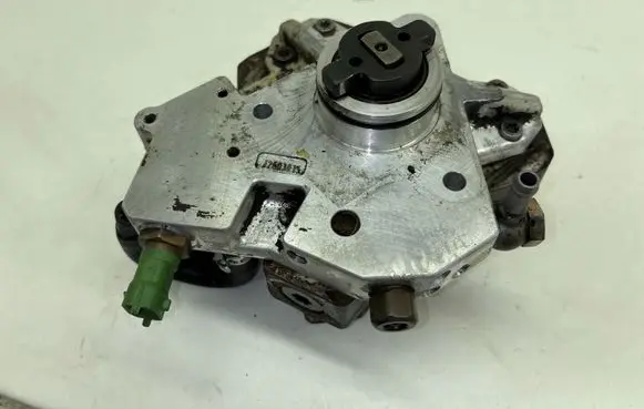 Volvo S60 Fuel injection high pressure pump 8692521