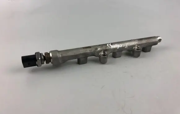 Volkswagen T-Cross Fuel distributor 04C133320G