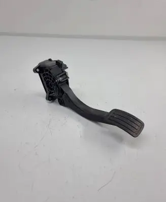 Accelerator throttle pedal