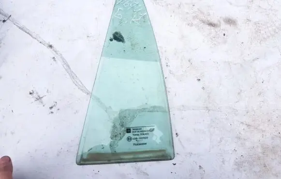 Opel Astra G Rear vent window glass 