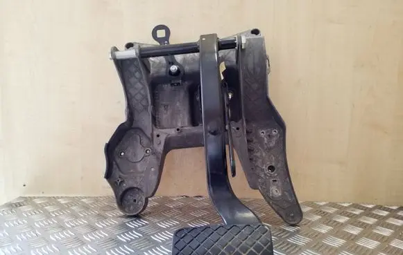 Volkswagen Touareg I Brake pedal 7L0723031J 7L0723142C