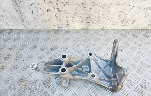 Engine mounting bracket