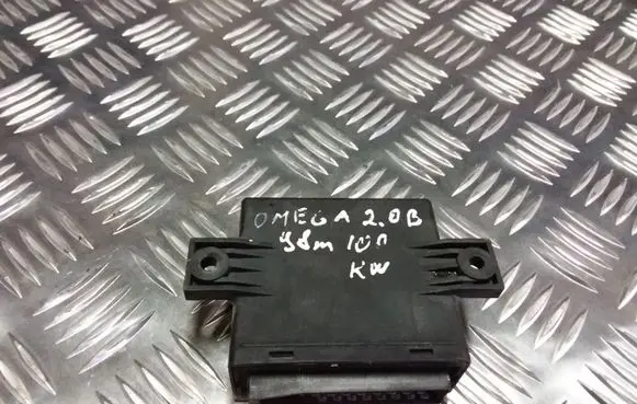Opel Omega B1 Light relay 90229385