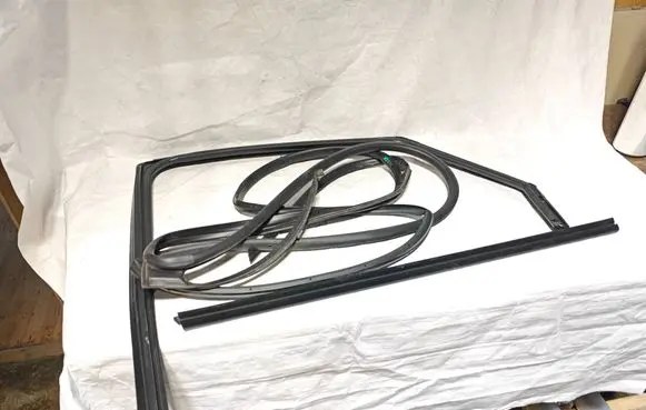 Hyundai Ioniq 5 Rubber seal rear door window/glass 