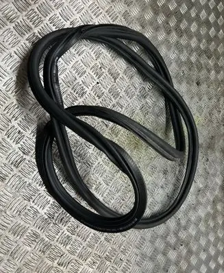 Trunk rubber seal (body)