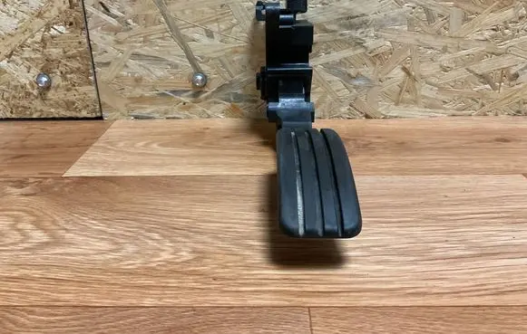 Accelerator throttle pedal