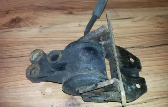 Mazda 626 Engine mount bracket