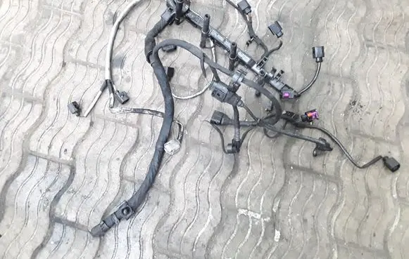 Volkswagen PASSAT B7 Fuel injector wires 03L971824D