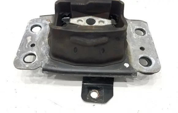 Engine mount vacuum valve
