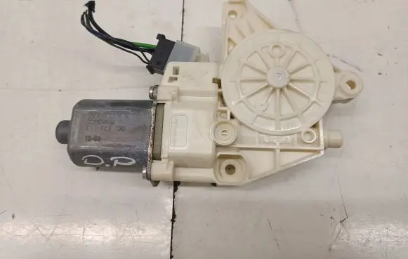 Mercedes-Benz E W212 Front door window regulator motor A2129066702