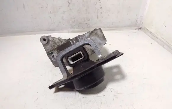 Nissan Qashqai Engine mount bracket