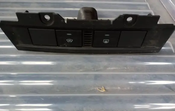 Ford Focus Windscreen/window heater switch 4m5113d73406