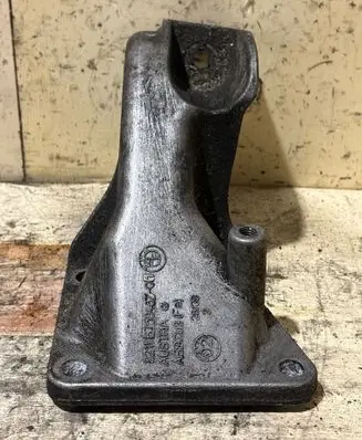 Engine mounting bracket