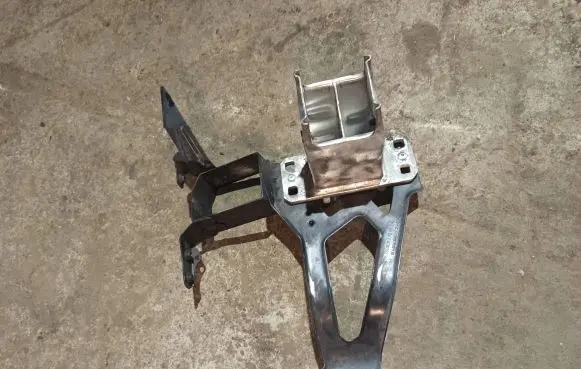 BMW 5 E60 E61 Headlight/headlamp mounting bracket 7033732 11267310
