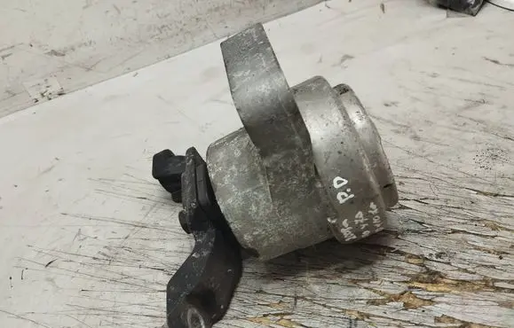 Volvo V70 Engine mount bracket HL8022M05