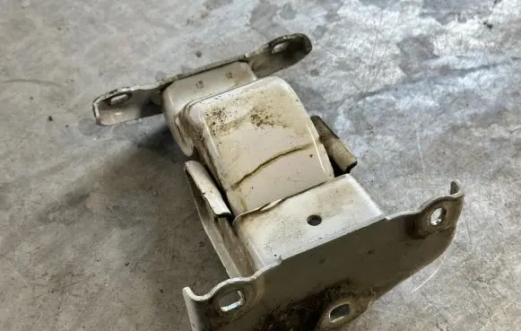 Renault Trafic III (X82) Loading door lower hinge 93867626