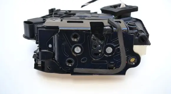 Volkswagen Golf VII Rear door lock 5K4839016R
