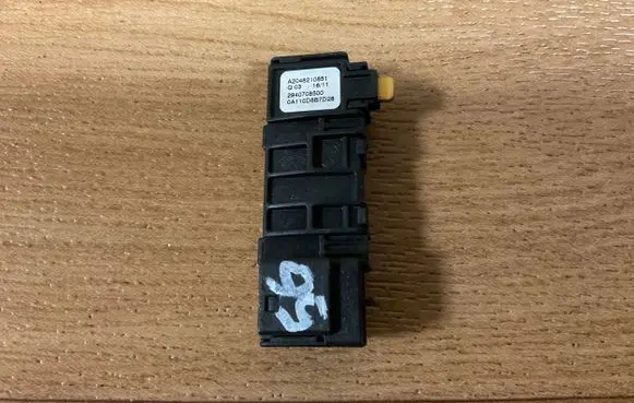 Mercedes-Benz E W212 Outside/exterior temperature sensor A2048210851 2940708500
