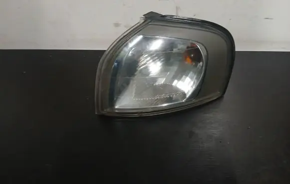 Volvo S80 Front indicator light 88204388