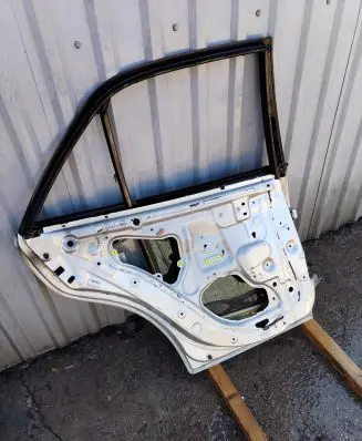 Lexus IS 200-300 Rear door