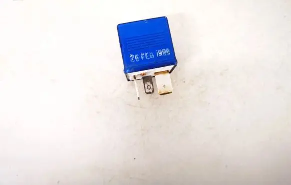 Volkswagen PASSAT B5 Other relay 8a0951253 899587