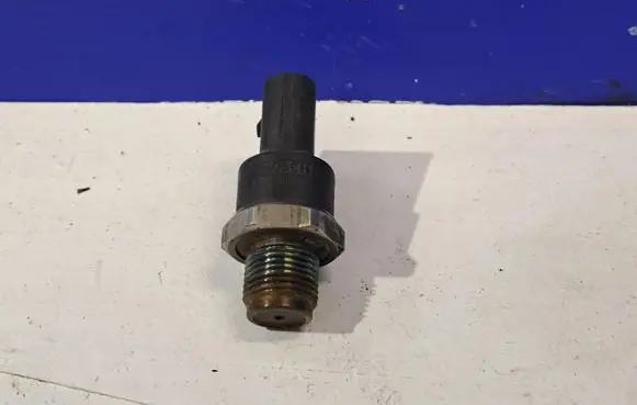 Mercedes-Benz E W211 Fuel pressure sensor 0281002504