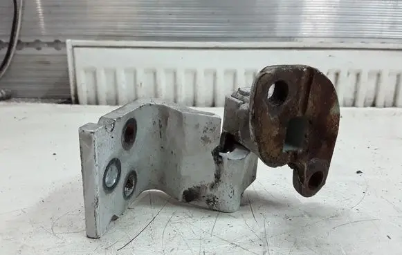 Mercedes-Benz Vito Viano W638 Front door lower hinge 