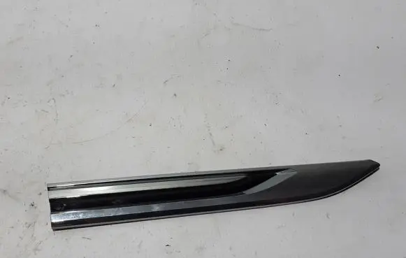 Volkswagen Touareg III Fender trim (molding) 760853688E