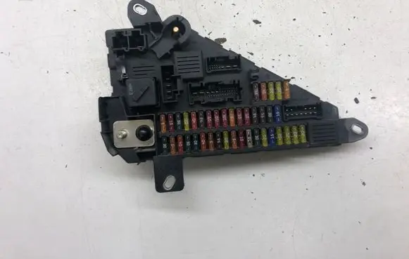 BMW 5 E60 E61 Fuse module 9138830