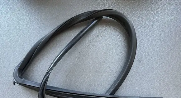 Nissan Patrol Y61 Rubber seal front door window/glass 80331VC800