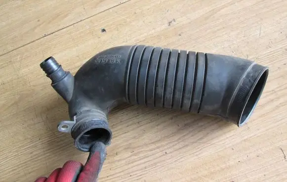 Audi A4 S4 B5 8D Air intake hose/pipe 8D0129615K