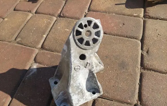 Audi Q7 4L Engine mounting bracket 7L6199308B