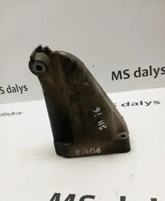 Engine mounting bracket