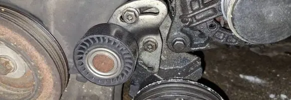 Renault Clio III Generator/alternator belt tensioner 