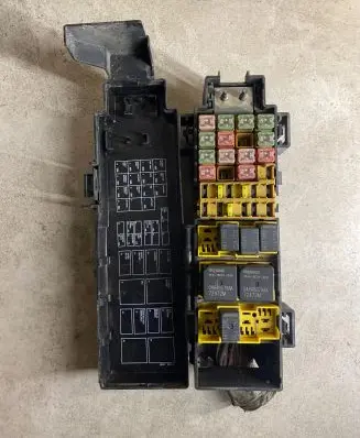 Jeep Cherokee III KJ Fuse module 56009976AQ APGS1222Y0010