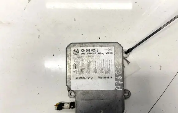 Volkswagen PASSAT B5.5 Airbag control unit/module 1C0909605b 5wk43124