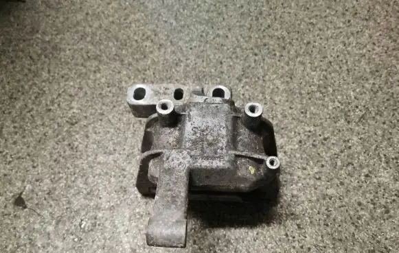 Volkswagen Tiguan Engine mount bracket 5N0199262E