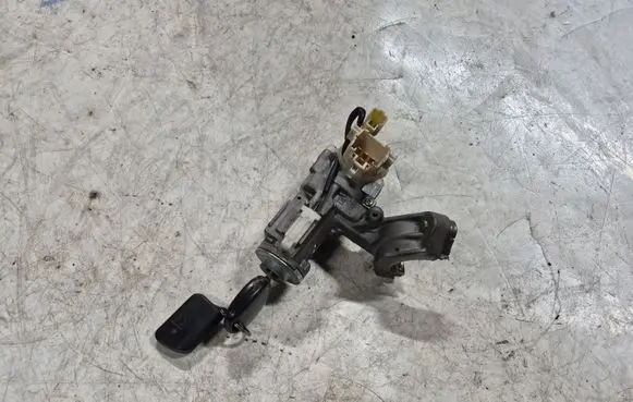 Toyota Corolla Verso E121 Ignition lock 45020336