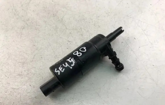 Volkswagen PASSAT B6 Windscreen/windshield washer pump 3B7955681
